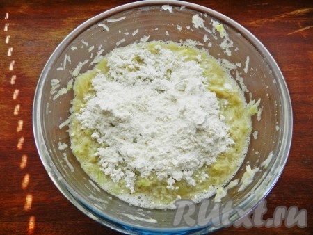 Всыпать муку, перемешать. Картофельно-кабачковая масса для приготовления драников должна получиться в меру густой, напоминающей сметану средней густоты. Если масса кажется вам жидковатой, добавьте ещё немного муки.