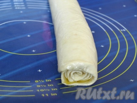 Аккуратно скатать тесто в рулет насколько можно плотнее, край прижать.