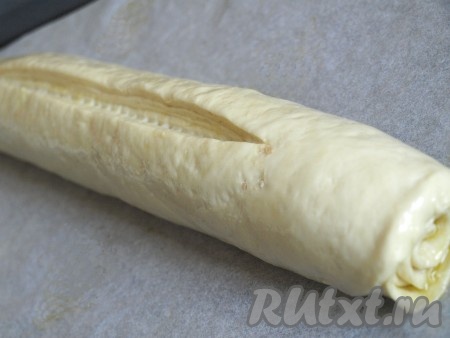 Выложить слоеный хлеб на противень швом вниз и по верху сделать глубокий разрез и смазать оливковым маслом всю поверхность хлеба. В принципе разрез делать не обязательно, но мне захотелось попробовать. Оставить хлеб для подхода на 20 минут.