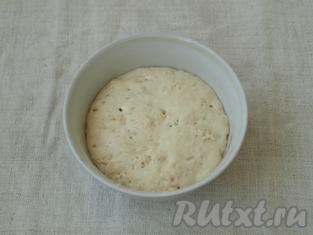 Приготовить опару: смешать 50 грамм муки с дрожжами и влить 40 мл воды, убрать в тёплое место. Дождаться пока опара поднимется. Это займёт минут 10-15.