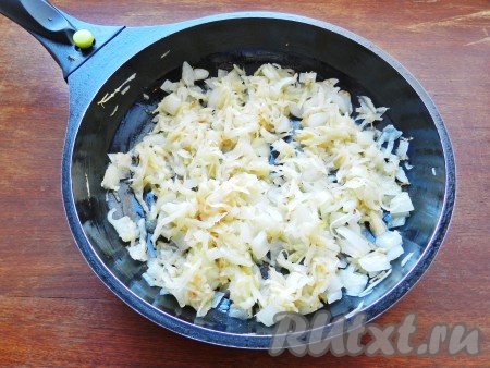 Обжарить лук и сельдерей на оливковом (или другом растительном) масле на среднем огне, помешивая, до золотистого цвета, посолить и поперчить.