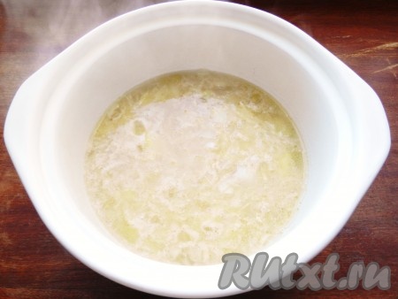 Влить куриный бульон, довести до кипения, уменьшить огонь и варить до готовности картошки (минут 15), в процессе варки, если нужно, подсолить суп.