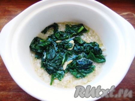 Когда картошка сварится, переложить шпинат с чесноком в кастрюлю, довести до кипения и убрать с огня.