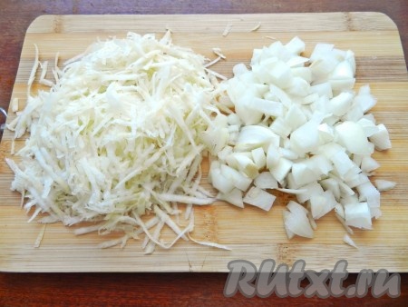 Заранее поместить в кастрюлю небольшой кусочек курицы, залить 350-400 миллилитрами воды, поставить на огонь и отварить мясо до готовности на небольшом огне (в течение минут 30 после закипания бульона). Куриное мясо можно использовать для приготовления другого блюда. Куриный бульон, если нужно, процедить. Лук и сельдерей очистить. Лук нарезать кубиками, сельдерей натереть на крупной тёрке.