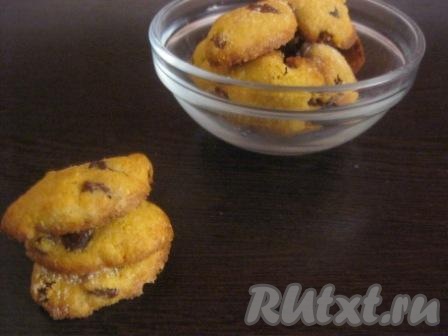 Выпекать кукурузное печенье с изюмом и орехами 15-20 минут при температуре 180 градусов.
