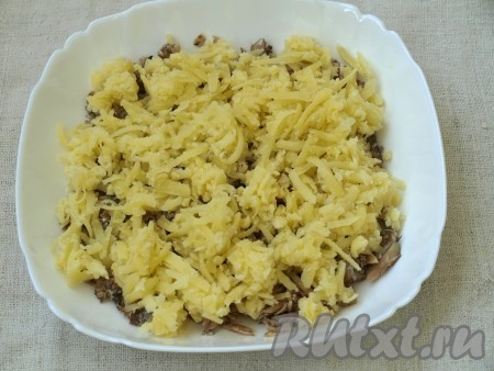 В тарелку с бортиками выложить шпроты, сверху натёртый картофель. Между ними наносить майонез не стоит, поскольку в шпротах достаточно масла, но если есть желание, то можно добавить.
