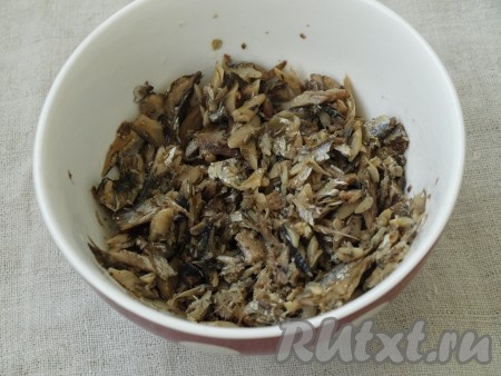 Картофель и морковь предварительно сварить, остудить и натереть на средней тёрке. Шпроты переложить в отдельную посуду, слив масло, и размять вилкой. Три штуки оставить целыми для украшения.
