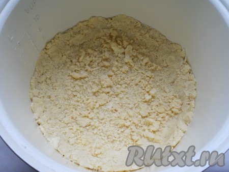 В чашу мультиварки высыпать крошку теста, сделать небольшие бортики.