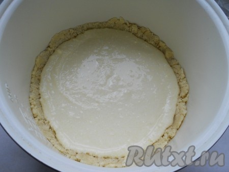 Сверху распределить творожную массу так, чтобы она не соприкасалась со стенками чаши.