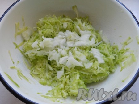 Кабачковую массу, отжатую от лишнего сока, выложить в миску, добавить очищенный и мелко нарезанный лук.