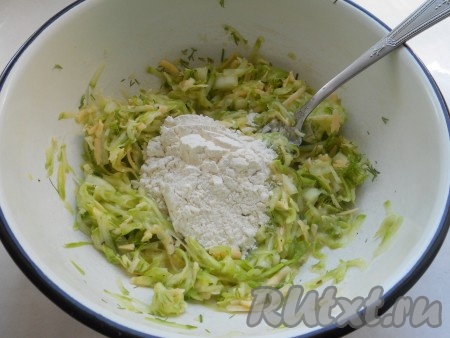 Всыпать муку, тщательно перемешать, подсолить по вкусу (я добавила ещё одну щепотку соли). Итоговое тесто для кабачковых оладий должно напоминать густую сметану. Если тесто получилось жидковатым (многое зависит от сочности кабачков и величины яйца), тогда добавьте ещё немного муки, добиваясь, чтобы кабачково-сырное тесто стало нужной густоты.