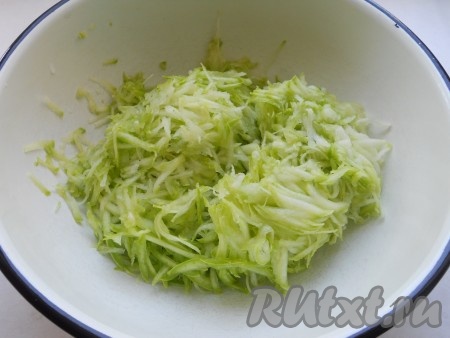 Кабачок очистить от кожуры, если семечки крупные, их нужно будет удалить. 300 грамм подготовленного кабачка натереть на крупной тёрке в миску, всыпать хорошую щепотку соли. Перемешать и оставить на 5 минут. Кабачок выделит сок, который нужно будет тщательно отжать руками (этот сок нам не понадобится).