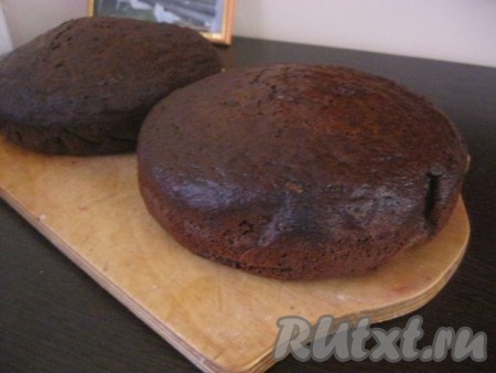 Выливаем в форму, выпекаем&nbsp;Crazy cake 35-40 минут при температуре 180 градусов. Из данного количества теста получается 1 корж диаметром 26 см, или два, как на фото, по 16 см в диаметре.
