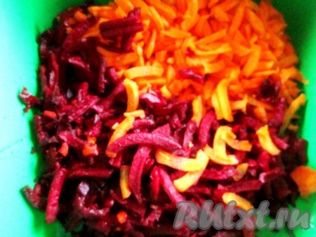 Пока готовится овощной бульон, почистим остальные овощи. Картофель и сладкий перец крупно нарежем. (Кстати, серединку от перца с семенами тоже можно положить в бульон - семена дадут достаточно сильный аромат). Свеклу и морковь натрём на крупной тёрке или мелко нарежем.