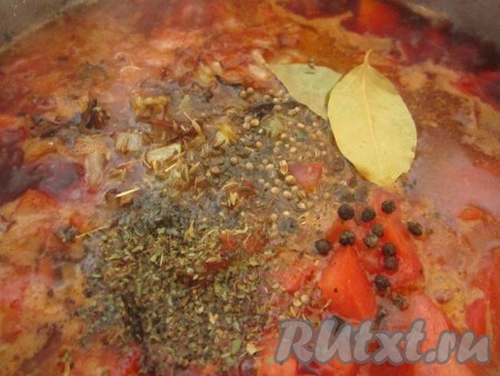 Теперь самое время приправить наш суп. Я обязательно кладу зёрна тмина, кориандра и зиры, а также сушёный базилик. Кроме того, добавляем лавровый лист и перец горошком, соль и сахар. Специи добавляют насыщености вкусу и запаху, и вегетарианский свекольник не кажется "пустым"!