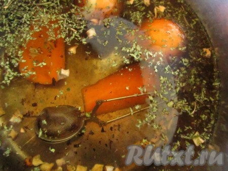 Добавим сушёные или свежие коренья и зелень (у меня корень петрушки, сельдерей и зонтики укропа). Зальём овощи двумя литрами холодной воды и поставим на огонь. Варим бульон минут 20-25.
