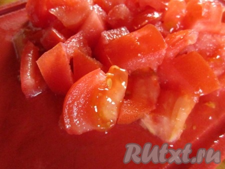 Помидор нарежем достаточно крупными кусочками.