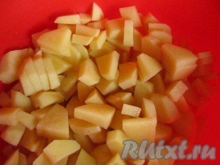 Пока готовится овощной бульон, почистим остальные овощи. Картофель и сладкий перец крупно нарежем. (Кстати, серединку от перца с семенами также можно положить в бульон - семена тоже дадут достаточно сильный аромат). Свеклу и морковь натрём на крупной тёрке или мелко нарежем.
