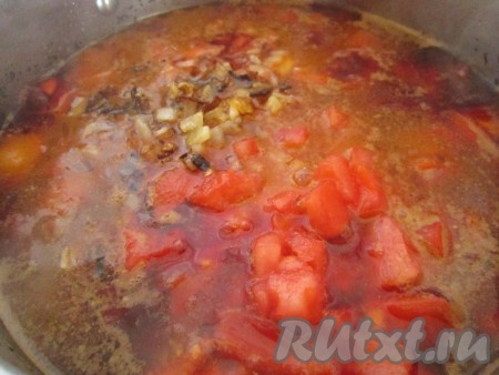 Добавляем в свекольник обжаренный лук и помидор.