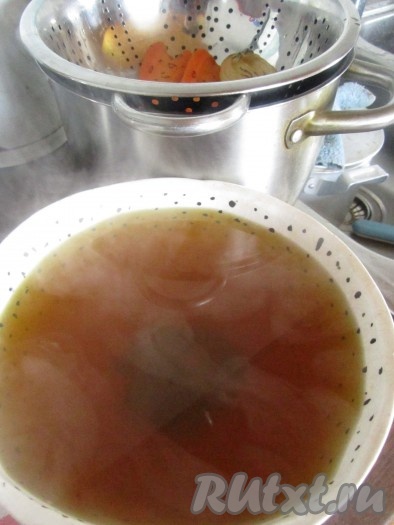 Готовый овощной бульон сначала нужно процедить. Он получается красивого тёмного цвета и очень ароматный! Овощи из бульона уже отдали свой вкус, их мы выбрасываем.&nbsp;
