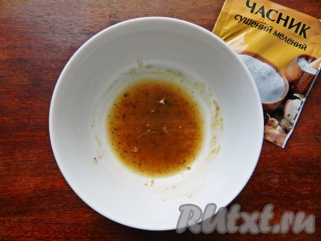 Смешать соль, перец, сушеный чеснок и 1 столовую ложку растительного масла в однородную массу.
