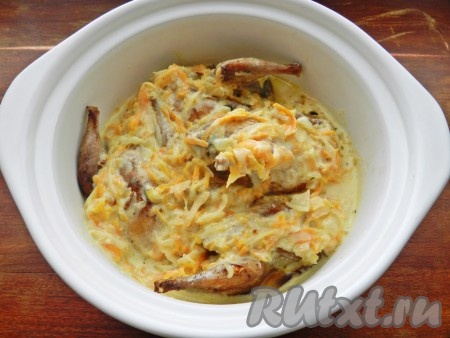 Влить соус в кастрюлю к перепелам и поставить на огонь. После закипания уменьшить огонь и тушить перепелов в соусе до готовности 40-45 минут.