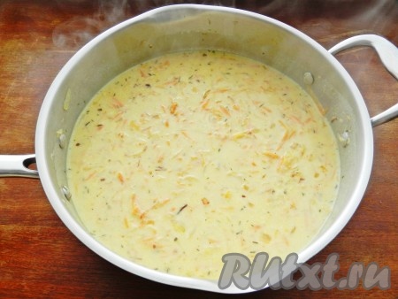 Добавить муку, быстро перемешать, чтобы мука равномерно распределилась и обжарилась. Влить горячий бульон, добавить сметану, сухой тимьян. Довести до кипения.