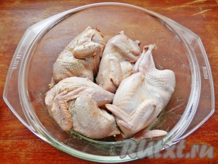 Перепелов тщательно вымыть, обсушить и натереть полученной смесью. Оставить на 1-2 часа (или более) в холодильнике.
