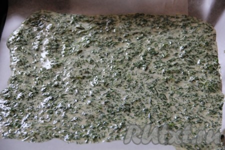 Противень застелить пергаментной бумагой (если не уверены в качестве пергамента, тогда слегка смажьте его растительным маслом), вылить на него шпинатное тесто и запечь в разогретой духовке при температуре 180 градусов в течение 10-15 минут.