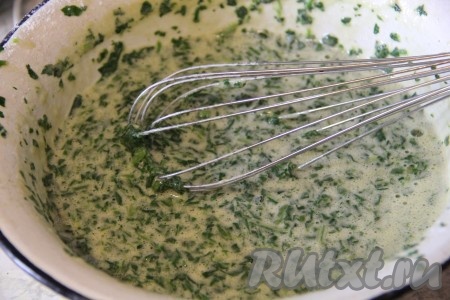 Шпинат ошпарить, откинуть на дуршлаг&nbsp;и дать стечь лишней жидкости. Измельчить шпинат блендером, добавить сырые яйца, муку, слегка подсолить (добавляя соль, учитывайте, насколько солёная рыба, которую вы будете добавлять в начинку рулета), хорошо взбить массу венчиком.