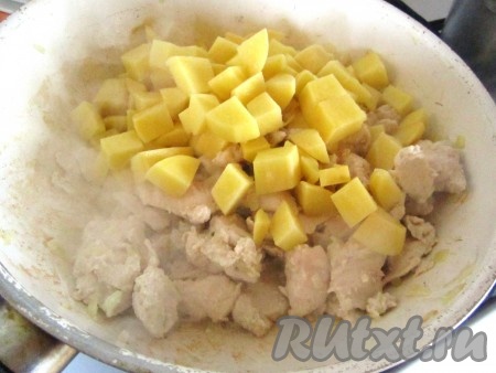 Картофель очистите и нарежьте крупными кубиками. Добавьте к обжаренной курице с луком. Перемешайте.