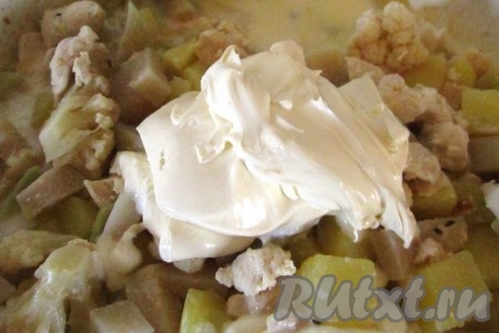 Влейте молоко или сливки с крахмалом в сотейник и хорошо перемешайте. Добавьте в рагу из курицы и овощей сметану.&nbsp;
