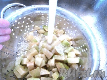 Подготовьте цветную капусту и кольраби. Если Вы используете замороженные овощи, их нужно сполоснуть водой, чтобы смыть лишний лёд. Свежие (а это, конечно, намного вкуснее!) нужно почистить и нарезать на небольшие кусочки.