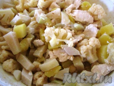 Прибавьте отваренные цветную капусту и кольраби. Тушите ещё минут 5.