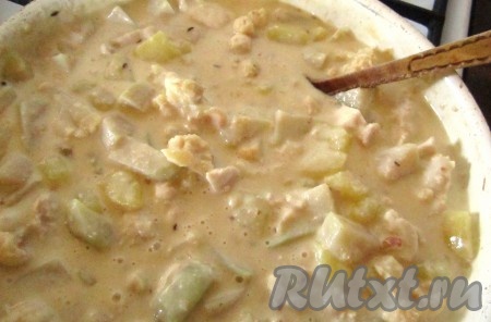 Постоянно помешивая, доведите рагу с соусом до кипения, готовьте ещё минут 5-10.&nbsp;
