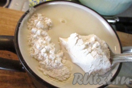 Тем временем разболтайте в оставшемся молоке или сливках кукурузный крахмал (за неимением можно заменить обычной мукой, но с крахмалом вкус будет нежнее. Картофельный крахмал не подходит, он даёт другую, тягучую консистенцию).
