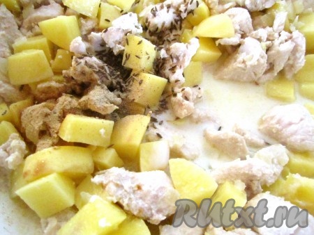 Посолите по вкусу и приправьте тмином, зирой, белым перцем и сушёным имбирём. Влейте в сотейник 2/3 стакана молока или сливок. Тушите рагу на небольшом огне под крышкой около 15 минут.