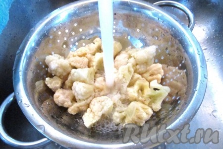 Подготовьте цветную капусту и кольраби. Если Вы используете замороженные овощи, их нужно сполоснуть водой, чтобы смыть лишний лёд. 