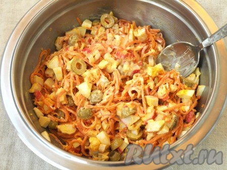 Добавить к ингредиентам майонез и перемешать. Поскольку все ингредиенты в салате кроме яиц содержат соль, то солить салат следует осторожно.