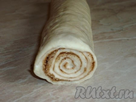 Оставшееся тесто ещё раз раскатываем (маленький кусочек теста оставляем, это будет ушко барашка), посыпаем сахаром и корицей, сворачиваем в рулет и режем на кусочки шириной 1-1,5 см.
