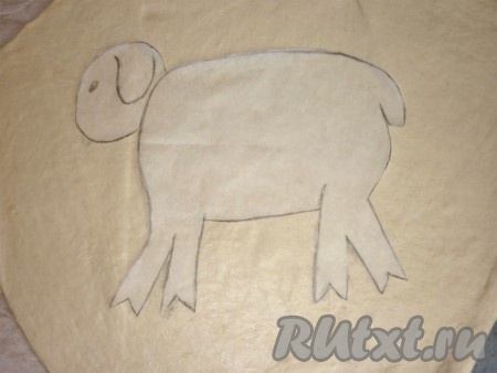 Растворяем в тёплом молоке сахар, дрожжи и оставляем опару минут на 10. В подошедшую опару добавляем растопленное сливочное масло, соль, яйцо и муку. Замешиваем тесто и оставляем в тёплом месте минут на 45 для подхода. Вырезаем из бумаги трафарет в виде барашка. Подошедшее тесто вымешиваем и раскатываем в большую лепёшку.
