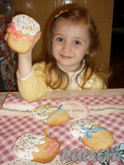 Красивое и вкусное пасхальное печенье можно перевязать ленточкой и дарить на праздник деткам, они будут в восторге.

