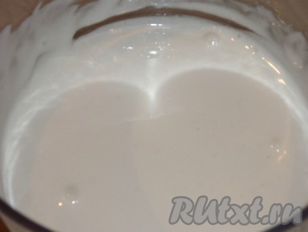 Для приготовления глазури в яичный белок, взбитый вилкой до лёгкой пены, по 1 чайной ложке добавляем сахарную пудру, растирая каждый раз до однородной массы, в середине приготовления вливаем лимонный сок (глазурь не должна быть очень жидкой, так как она будет растекаться по выпечке). При желании в глазурь можно добавить пищевые красители.