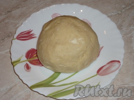 Всыпая постепенно просеянную муку в масляно-яичную массу, замешиваем мягкое тесто, не липнущее к рукам, собираем в шар. Как только собрали тесто в шар, больше вымешивать его не нужно. Заворачиваем тесто в пищевую плёнку и отправляем на 30 минут в холодильник.