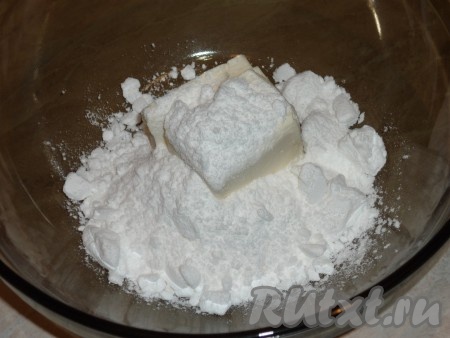 Прежде всего замесим песочное тесто, для этого в глубокую миску выкладываем холодное сливочное масло (из холодильника), всыпаем сахарную пудру, растираем руками в крошку. К полученной массе добавляем яйцо.