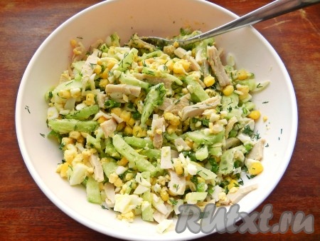Салат перемешать и заправить домашний майонезом. Если нужно, по вкусу посолить и поперчить.