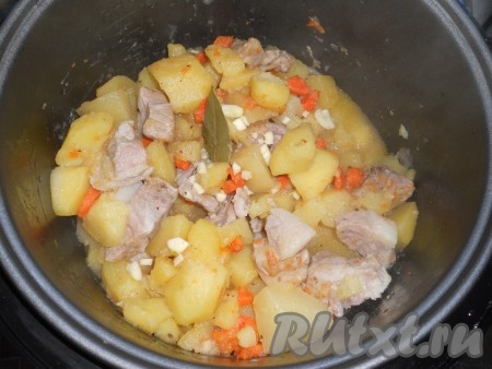 Выставить режим мультиварки "Выпечка" 50 минут. За 5 минут до окончания готовки добавить порезанный чеснок и лавровый лист. Оставить жаркое под закрытой крышкой на 15-20 минут, затем перемешать.
