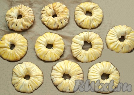 Взбить в отдельной посуде яйцо и смазать верх колец.