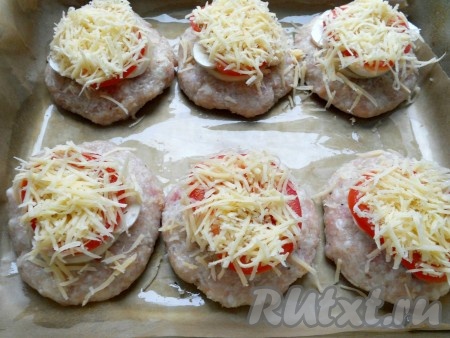 Сверху каждую котлету посыпать щедро тертым сыром.