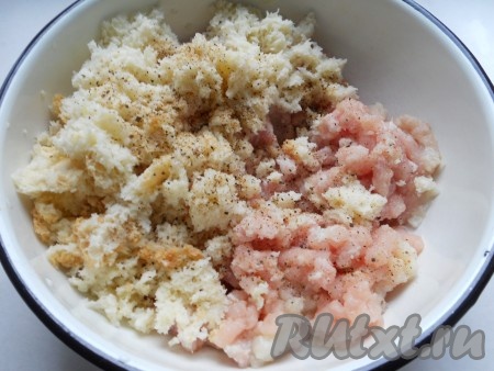 Хлеб замочить в молоке и добавить к фаршу вместе с молоком. Посолить фарш и поперчить, добавить специи.